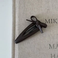 Pinza para el pelo marrón oscuro con lazo de cuero sintético y clip BB de metal negro - Forma de Gota de Agua (Lazo) / Marrón