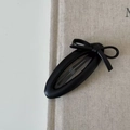 Primer plano de pasador de pelo con lazo de cuero negro con textura elegante y clip BB - Forma Ovalada (Lazo) / Negro