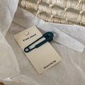 Pinza para el pelo tipo clip azul oscuro minimalista con acabado mate en tarjeta - Azul