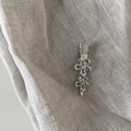 Dettaglio della molletta per capelli a fiore in argento con cristalli su lino - Clip a becco d'anatra a doppio fiore argento