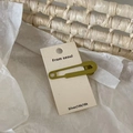 Detalle de pinza para el pelo coreana con forma de imperdible verde oliva en tarjeta - Amarillo Jengibre