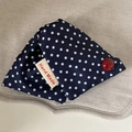 Dettaglio della pinza per capelli in denim a pois con perla rossa ed etichetta a mano - Artiglio Triangolo Denim a Pois (Perla Rossa)