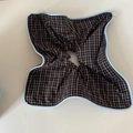 Übergroßes Haargummi mit blau-braunem Karomuster, Stoffgewebe und hellblauem Randfinish - Khaki Weiß Gestreifter Kite-Stil