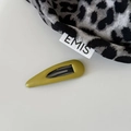 Details von mattem senfgelbem Haarclip und Leopard-Stoff mit Markenetikett-Design - Ingwer (Tropfenform)