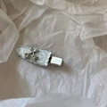 Vista macro del fermaglio per capelli in argento con smalto grigio e ciliegia di strass - Clip a Onda Argento con Ciliegia in Strass Bianco