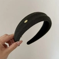 Cerchietto minimalista in maglia grigio scuro con etichetta dorata love e trama a coste - Fascia a Costine Etichetta Oro / Verde