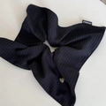 Detalle de coletero de rayas azul marino con etiqueta artesanal y dije de corazón plateado - Coletero Corazón Forma Cometa / Estilo de Rayas Negras (5#)