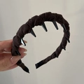 Dettaglio della trama in denim marrone e dei denti antiscivolo neri sulla fascia per capelli - Denim cachi