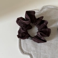 Chocoladebruine geplooide scrunchie met wit stiksel en harskraal voor paardenstaart kapsels - Chocolade Geplooide Scrunchie / Khaki Zilver Gestreept Scrunchie