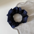Detail van de marineblauw gestreepte scrunchie met zwarte gesp op een linnen ondergrond - Geplooide scrunchies / Marineblauw Zilver Gestreept Scrunchie