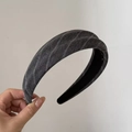 Dettaglio del cerchietto in tessuto gessato grigio con trama pregiata e fodera interna - Cerchietto a Righe / Grigio