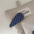 Dettaglio del fermaglio per capelli in tessuto a quadretti blu e bianchi su sfondo di lino - Scacchi Blu Bianchi (1#) / Blu Bianco A Quadretti (1#)