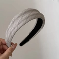 Dettaglio di un cerchietto largo in tessuto a spina di pesce grigio e beige - Cerchietto a Righe / Bianco