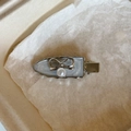Fermaglio per capelli argento con smalto marmorizzato grigio, fiocco e perla bianca - Clip a Onda Argento con Fiocco a Perla Singola