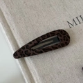 Fermaglio a goccia con stampa leopardata in floccaggio marrone scuro su sfondo di lino - Fermaglio Goccia d'Acqua Cavo / Stampa leopardata