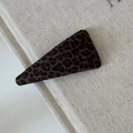 Dettaglio di un fermaglio per capelli leopardato con finitura opaca su trama di lino - Fermaglio Triangolo Grande / Stampa leopardata