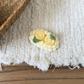 Dettaglio molletta per capelli fatta a mano all'uncinetto con limone giallo e foglie - Stile Decorativo con Limone / Clip Limone in Lana Giallo Crema