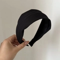 Detail der schwarzen Rippstrick-Struktur auf einem breiten Haarband für Damen - Schwarz