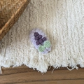 Dettaglio del fermaglio per capelli a uva viola fatto a mano all'uncinetto con foglia verde - Stile Decorativo con Uva / Clip Uva in Lana Viola