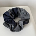 Close-up van scrunchie met grijze visgraatstof en indigo denim patchwork design - Denim Grijs Gestreepte Patchwork Scrunchie