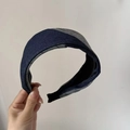 Detail van een brede denim hoofdband met grijs-blauwe strepen en comfortabele uiteinden - Denim Grijs Gestreepte Patchwork Hoofdband