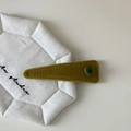 Dettaglio del fermaglio in velluto verde erba con cuciture a mano e cuore decorativo - Clip Giallo Cuore Verde