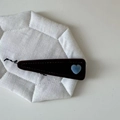 Dettaglio molletta per capelli in velluto scuro con cuore floccato azzurro su tessuto - Clip Marrone Cuore Blu