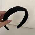 Dettaglio del cerchietto imbottito nero con trama a coste verticali e design largo - Fascia Texturizzata a Righe Nero
