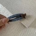 Dettaglio del fermaglio per capelli a quadri blu con fiocco marrone e ciondolo a cuore - Fermaglio Ovale Plaid Blu Fiocco Caffè