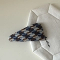 Dettaglio della clip per capelli BB in maglia pied-de-poule blu e marrone vintage - Triangolo / Fermaglio a Triangolo a Righe Bianco Blu