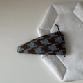 Dettaglio ravvicinato del tessuto pied de poule marrone e blu sulla clip per capelli - Triangolo / Fermaglio a Triangolo a Rombi Blu Caffè