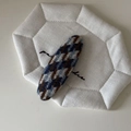 Dettaglio della trama pied-de-poule in tweed della molletta per capelli blu e marrone - Ovale / Fermaglio Ovale a Rombi a Righe Bianco Blu