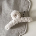 Elegante pinza de pelo de felpa beige con textura suave de piel sintética para invierno - Pinza de Garra de Pelo Blanca