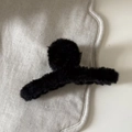 Detalle de pinza para el pelo en piel sintética negra para peinados elegantes de invierno - Pinza de Garra de Pelo Negra