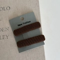 Dettaglio di fermagli per capelli in maglia twill marrone su cartoncino per uno styling sobrio - 4# Marrone a Righe Paio