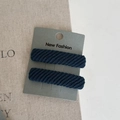 Dettaglio di fermagli per capelli blu scuro con trama a coste su scheda New Fashion - 5# Blu a Righe Paio