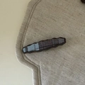 Detail der blau-braun karierten Haarspange in Wellenform auf beigem Leinenstoff - Blau Lang Welle Haarklammer
