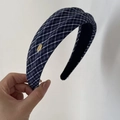 Détail d'un serre-tête à carreaux avec plaque dorée et doublure antidérapante - Serre-tête Rayé Bleu avec Étiquette Dorée (10#)
