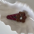Détail de la pince à cheveux BB à carreaux rouges avec un ours floqué et un strass brillant - Ours Triangle Rayé Blanc Rouge (6#)