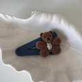 Détail d'un ours floqué marron avec cristal coeur sur pince en tissu bleu ciel - Ours Triangulaire Bleu Pur N° 4