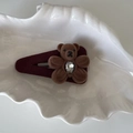Dettaglio di un fermaglio per capelli a forma di orso con strass su base bordeaux - Orsetto Triangolo Caffè Puro (2#)
