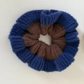 Gebreide tweekleurige haarelastiek in marineblauw en bruin met dikke ribbelstructuur - Donkerblauwe Rand Bruin