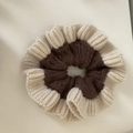 Detail van tweekleurige gebreide scrunchie met crème en bruine geribbelde textuur - Beigewit Bruin