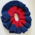 Detailopname van gebreide scrunchie met rood midden en donkerblauwe geribbelde randen - Donkerblauwe Rand Rood