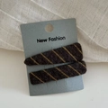 Dettaglio di fermagli per capelli in maglia vintage con strisce diagonali su scheda - Righe Caffè