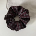 Vintage dunkelrotes Karo-Haargummi aus Wolle für Damen mit eleganten, flauschigen Falten - Kaffee-Karo