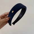 Eleganter Haarreif aus marineblauem Samt mit goldener Etikette und dickem Retro-Design - Blau
