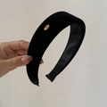 Detail eines schwarzen Samthaarreifens mit goldenem Hand-made-Schild und weicher Innenfütterung - Schwarz
