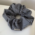 Chouchou à carreaux bleus et blancs avec étiquette minimaliste sur fond blanc - 3# Chouchou à Carreaux Bleu et Blanc