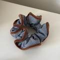 Blauw gestreepte scrunchie met bruine pluche rand voor hoge paardenstaart kapsels - Koffierand Blauw Gestreept